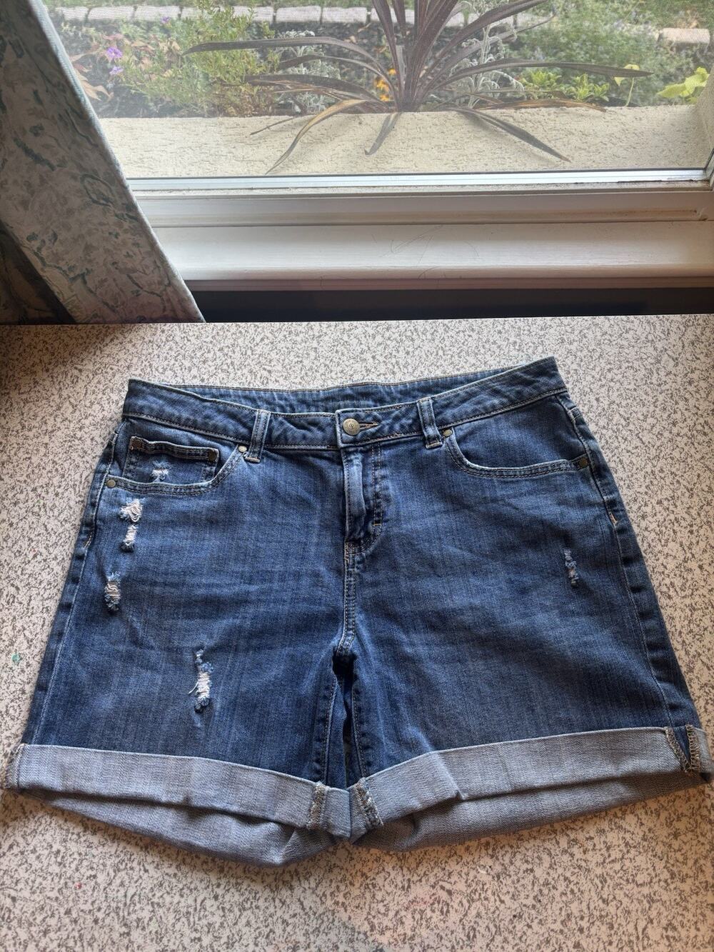Jennifer Lopez Sexy Women's Blue Distressed Denim Short Shorts Size 10 Cuffed